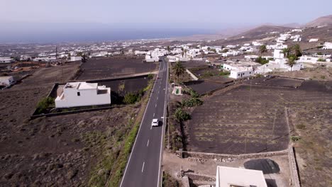 toma aérea de la conducción de automóviles y la ciudad del desierto