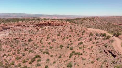 Unidades-De-Vehículos-Plateados-En-Un-Camino-De-Tierra-Cortado-A-Través-Del-Paisaje-Del-Cañón-Rojo