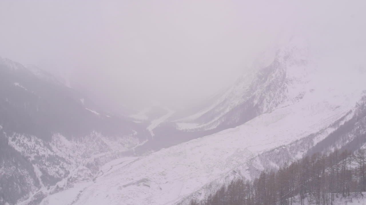 스카이웨이 창가 캐빈에서 몽블랑으로 올라가는 패닝 카메라 뷰