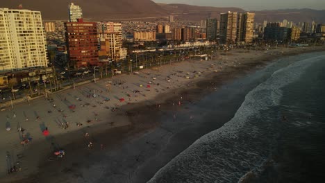 Luftaufnahme-Von-Iquique,-Chile,-Uferpromenade-Und-Strand-Am-Pazifischen-Ozean-Bei-Sonnenuntergang