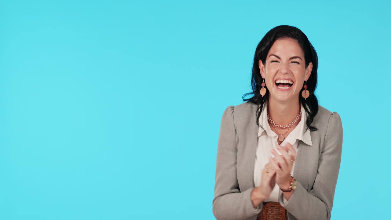 aplauso, feliz y cara de mujer de negocios