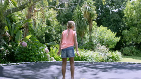 Blondes-Mädchen-Macht-Rückwärtssalto-Auf-Trampolin