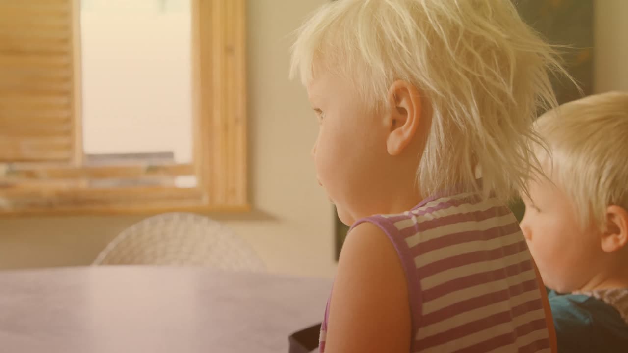 кавказский брат и сестра играют с vr-гарнитурой дома