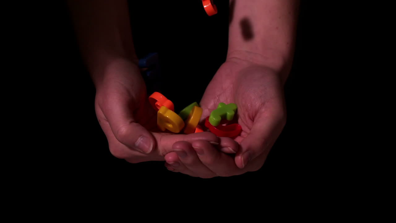 manos atrapando letras del alfabeto que caen