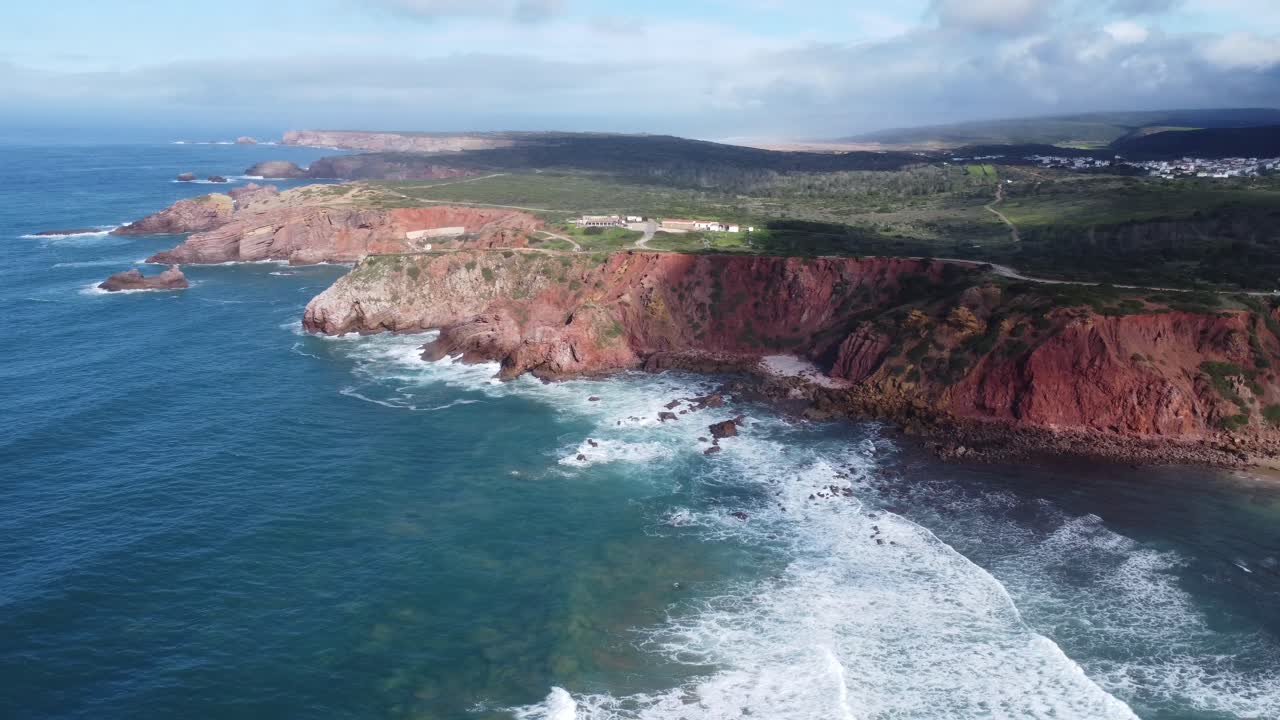 círculo con el dron sobre la hermosa bahía de amado en el sur de portugal, clima soleado