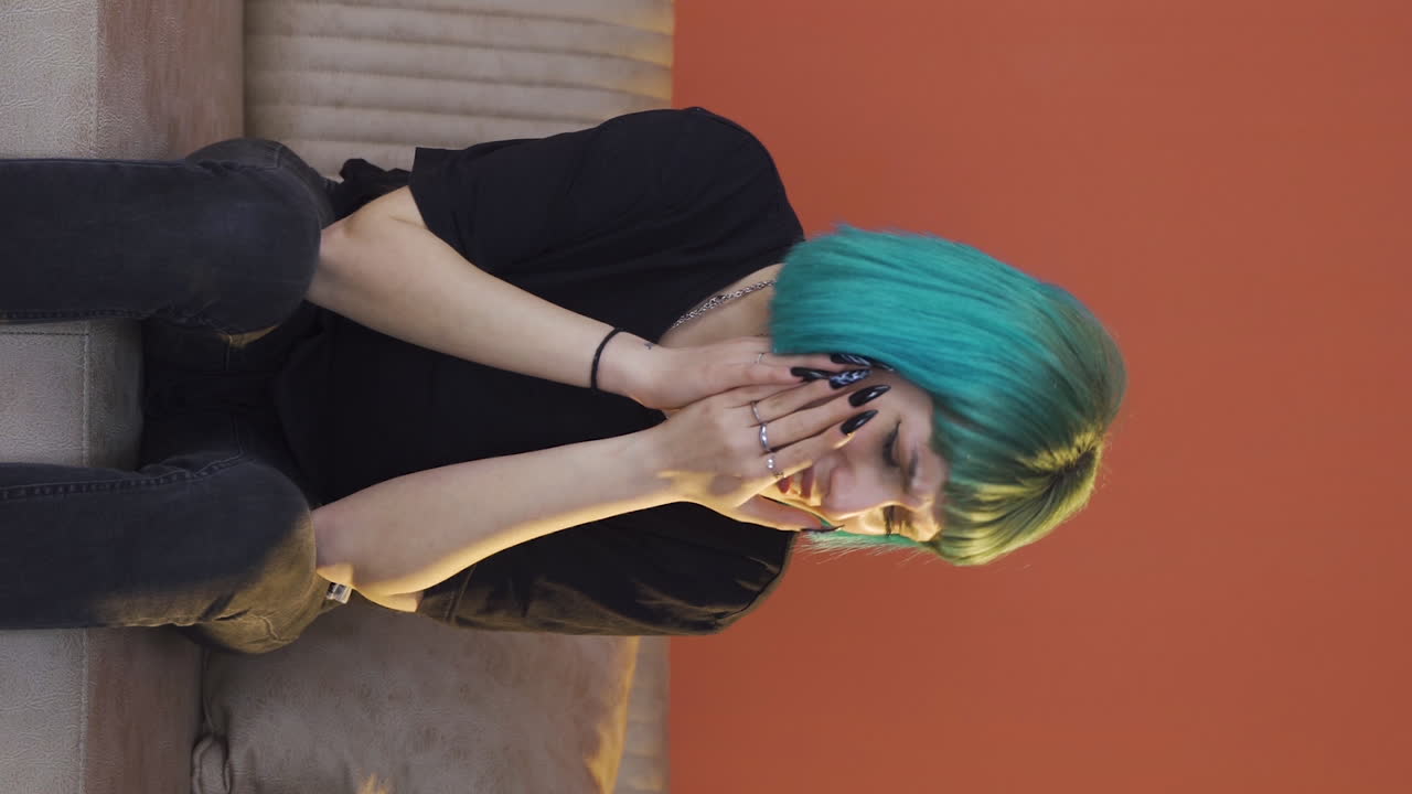 집에서 울고 있는 슬픈 젊은 여성의 수직 비디오.