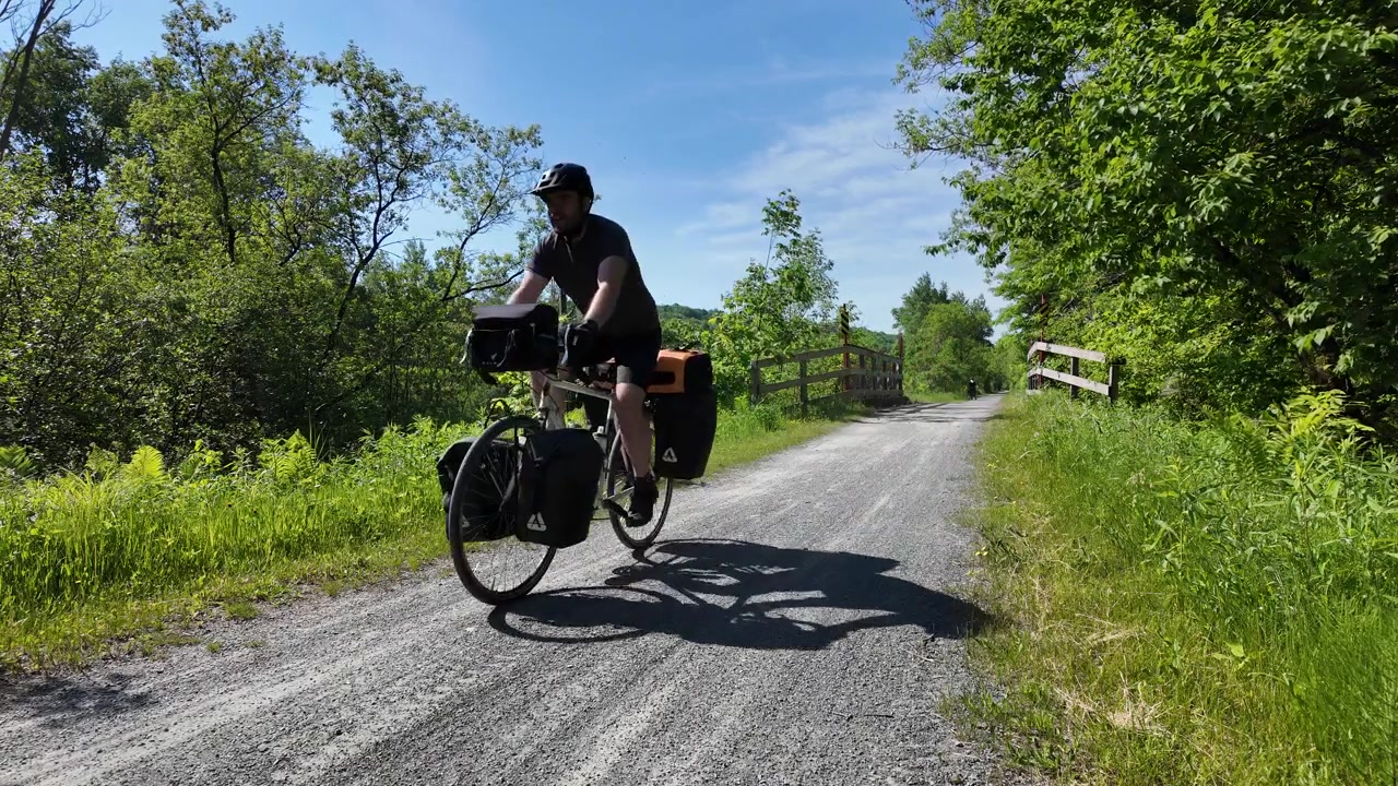 Cykelturister kører på grusvej i Quebec, Canada
