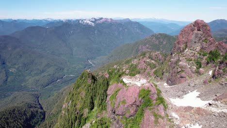 vuelo aéreo delante de los picos de las montañas irregulares - gama mackenzie, isla de vancouver, bc, canadá