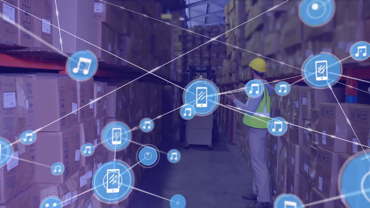 red de iconos digitales contra un trabajador caucásico que trabaja en un almacén