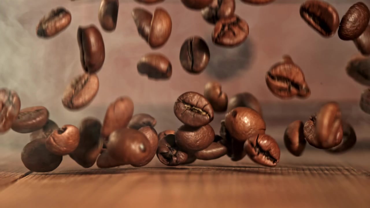 Kaffebønner falder i slowmotion ned på en røget træoverflade