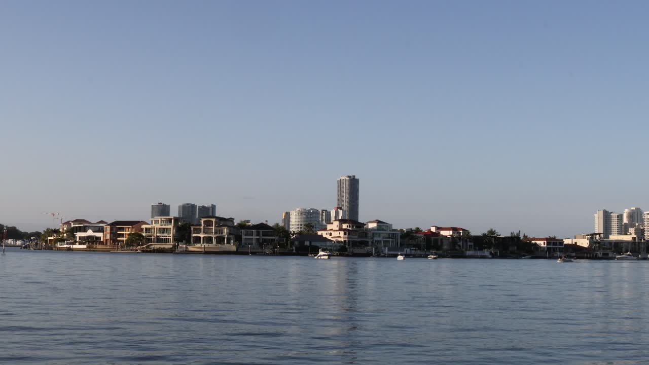 vista panorámica de un horizonte de la ciudad sobre el agua