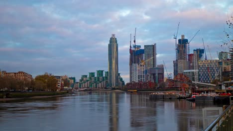 Zeitraffer-Des-Sonnenuntergangs-über-Vauxhall-London-Im-Bau