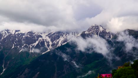 nubes que cubren una cordillera en una hermosa mañana