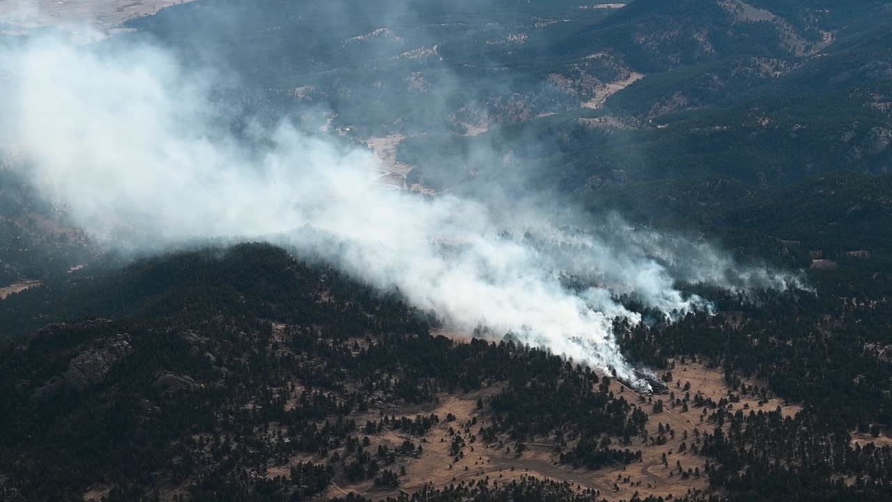 incendios forestales que arden al sur de denver en las montañas rocosas de colorado, antena