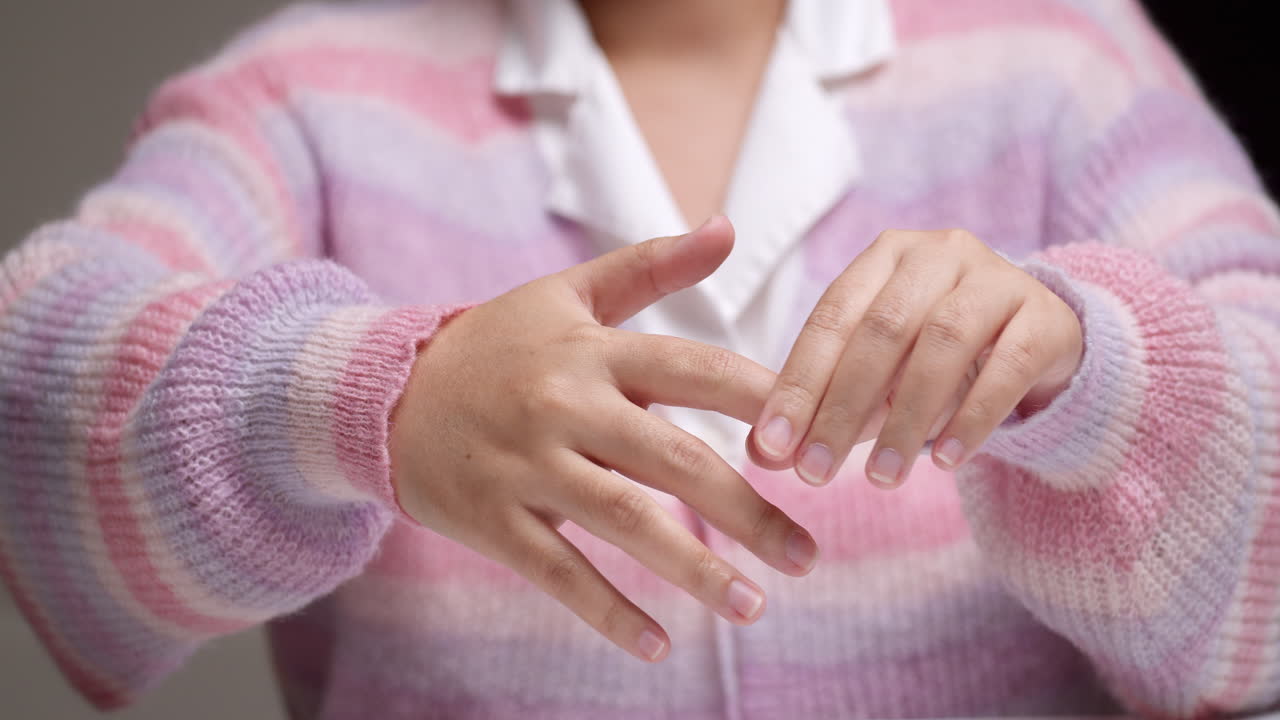 la mano de la mujer tiene síndrome de oficina y artritis de relajación con auto-masaje estiramiento de los dedos reflexología