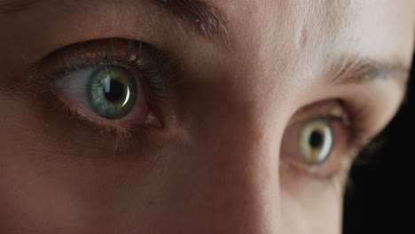 Nahaufnahme-Schöne-Augen-Blinken-Makro-Natürliche-Schönheit-Lichtreflexion-Auf-Der-Iris