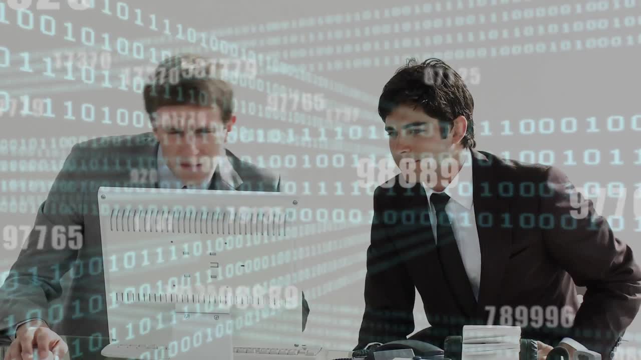 composición digital de procesamiento de datos de codificación binaria contra dos hombres de negocios que usan computadoras portátiles
