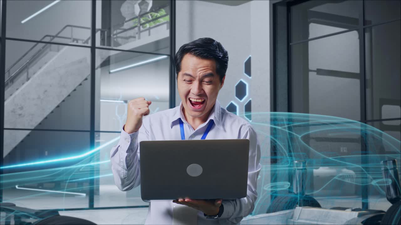 노트북으로 성공을 축하하는 행복한 사업가