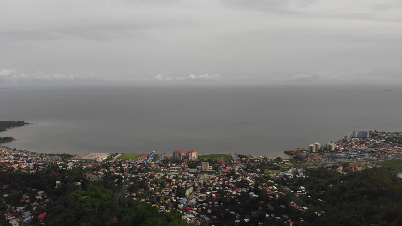 산속의 항구에서 트리니다드 토바고 카리브해 섬의 스페인 항구 도시