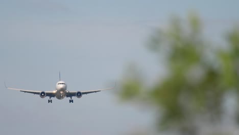 avión que se acerca temprano en la mañana