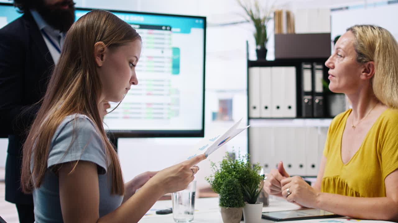 agente hablando con la familia, ayudándoles a construir buenos hábitos de gasto