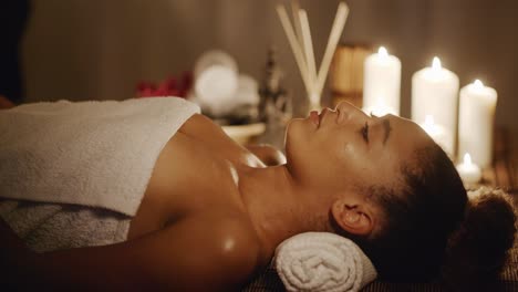 frau entspannt sich im spa-salon
