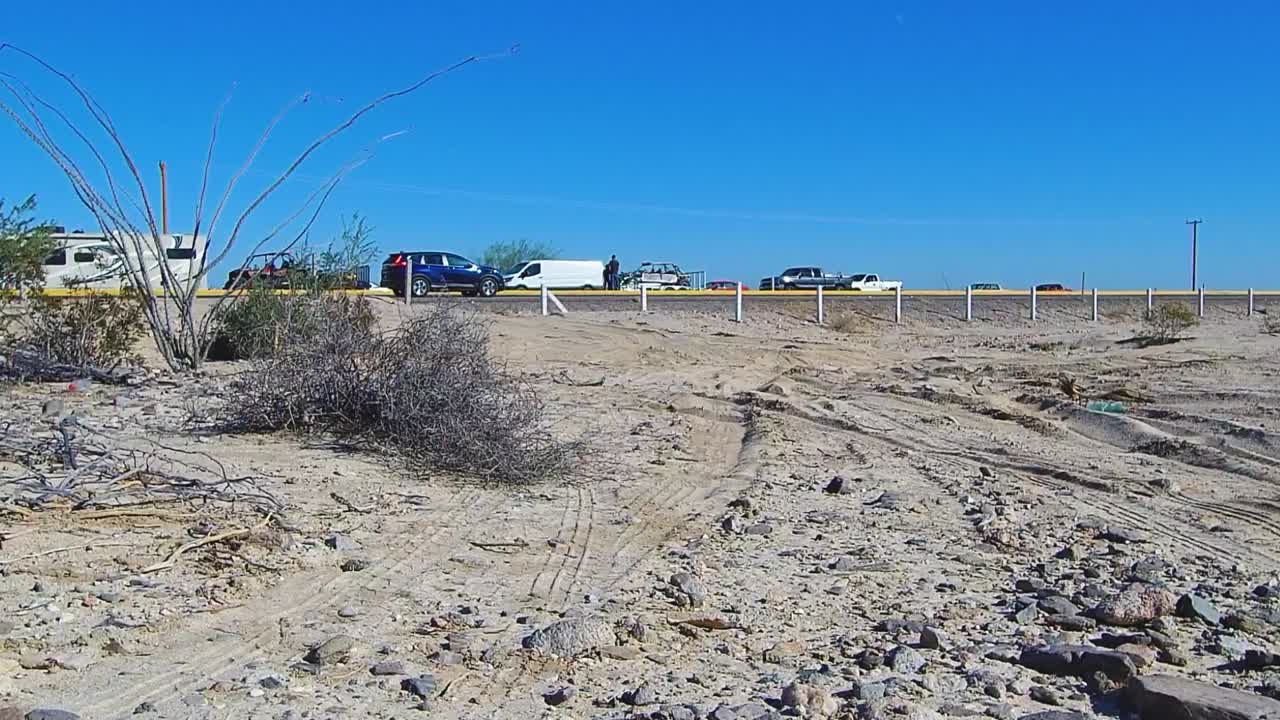 cámara estable que muestra automóviles conduciendo lentamente en una carretera