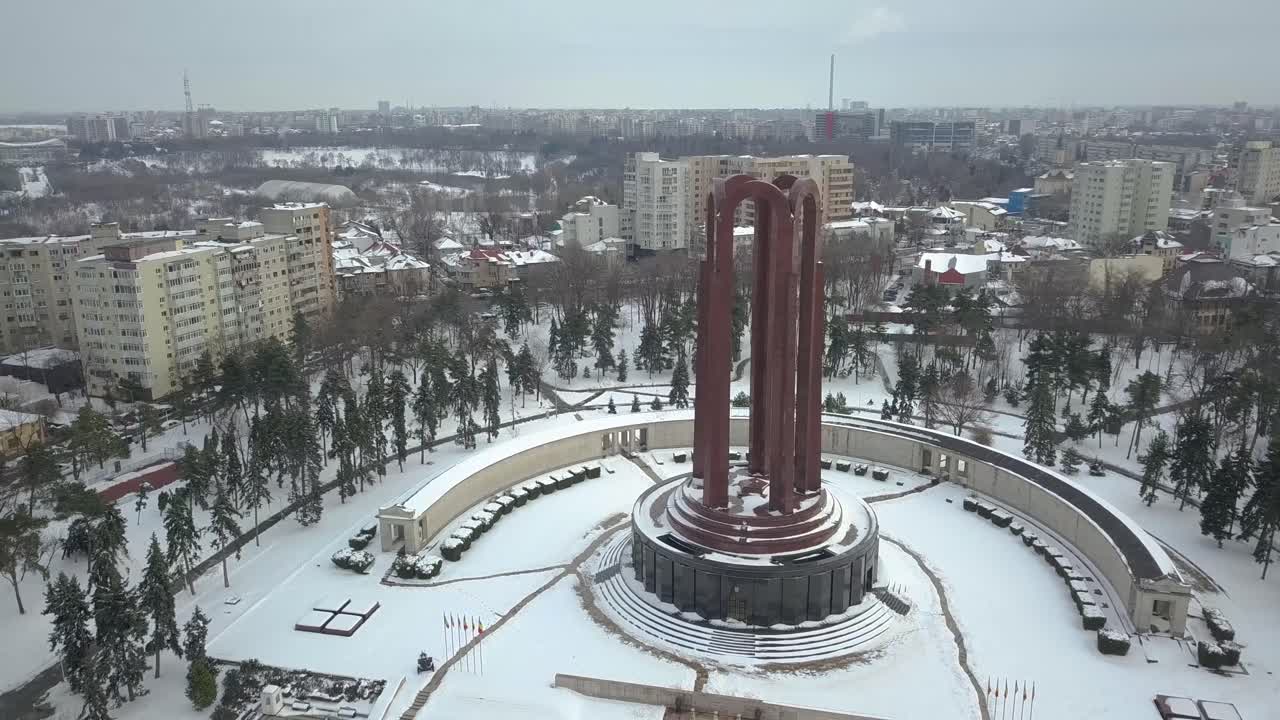 vista aérea del monumento a los héroes de la nación durante el invierno en bucarest, rumania
