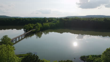 Unberührte-Wildnis-Am-Seeufer-In-Der-Nähe-Von-Fayetteville-Im-Süden-Der-USA