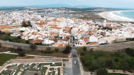 Murallas-Medievales-Y-Puerta-De-La-Ciudad-De-Lagos-Y-Playa-Impresionante