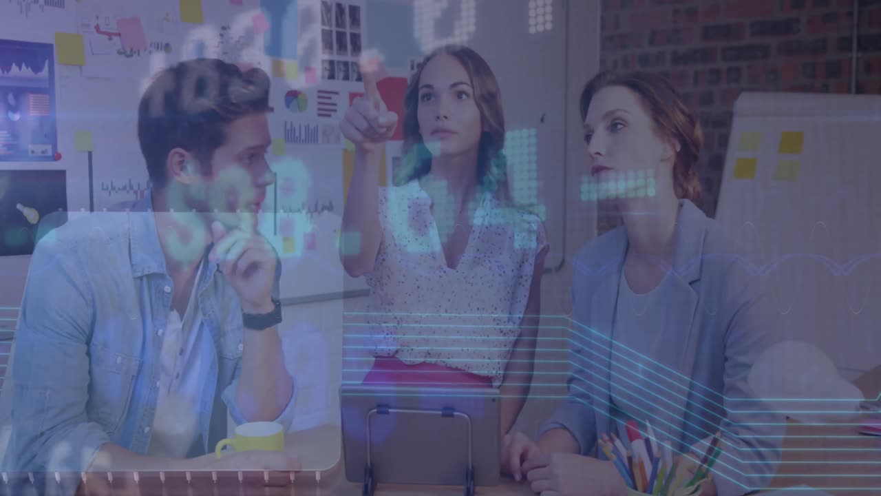 animación del procesamiento de datos financieros sobre diversas personas de negocios que usan tablets