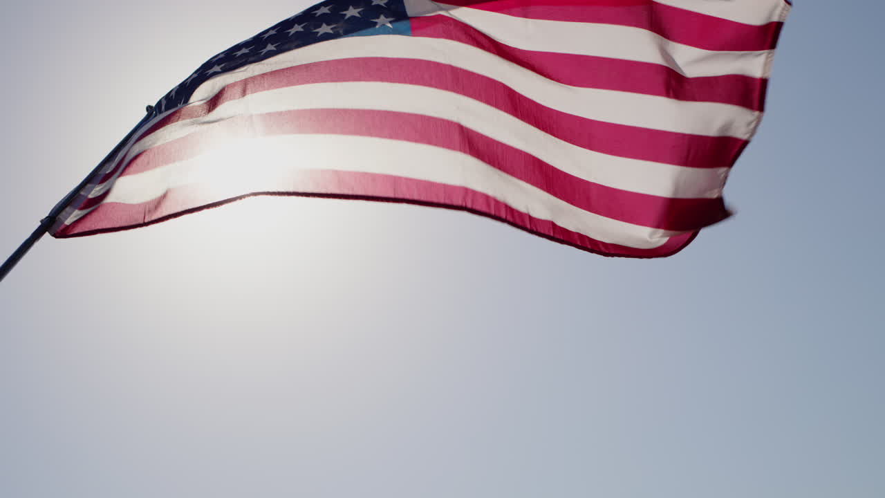 bandera americana ondea en el viento bajo el sol