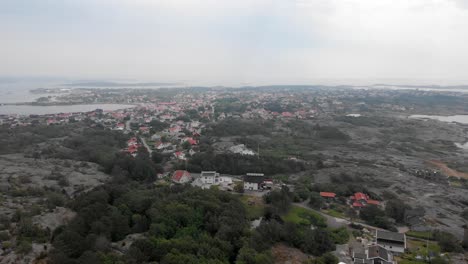 Spectacular-dolly-out-aerial-perspective-of-Hönö-Island,-Gothenburg-archipelagos-of-Sweden