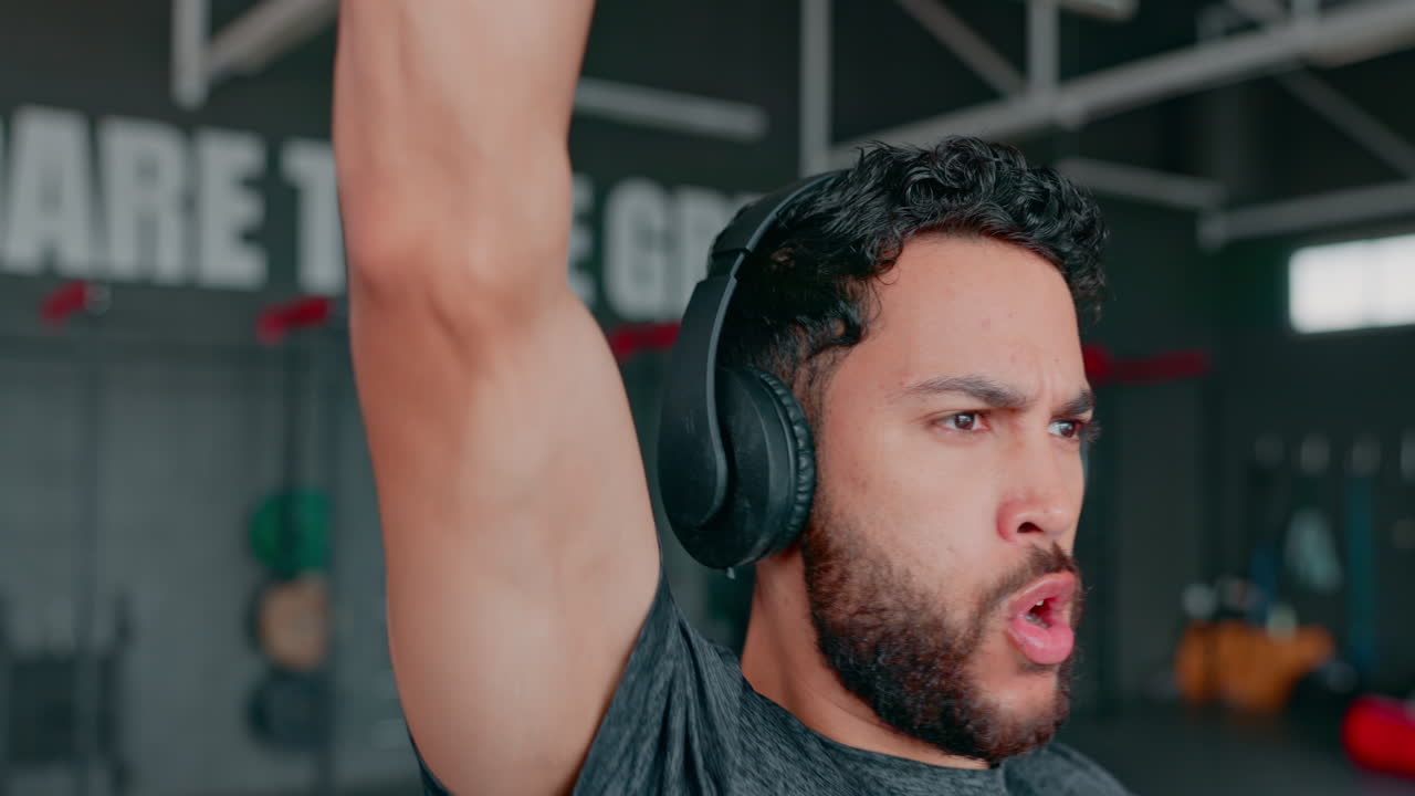 música, fitness y kettlebell con un hombre en un gimnasio