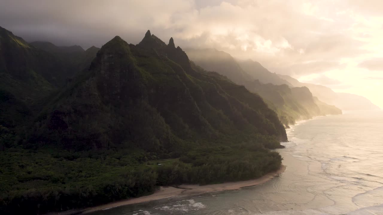 일몰 동안 나팔리 해안의 유명한 해나 공원을 드러내는 극적인 영상