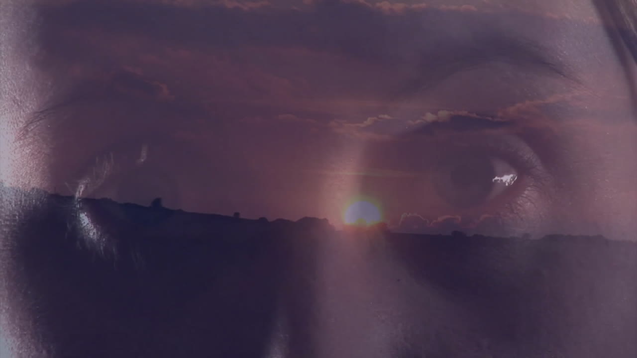 animación de la cara de una mujer caucásica sobre el paisaje con puesta de sol