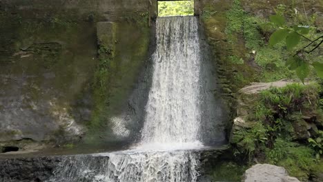 Bosque-Pacífico-Cascada-Zen-Cámara-Lenta-Cascada-De-Agua-Fresca-Que-Fluye-Inclinar-Hacia-Arriba