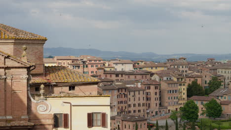 Malerische-Aussicht-Auf-Die-Dächer-Der-Altstadt-Von-Siena-Unter-Einem-Wolkigen-Himmel