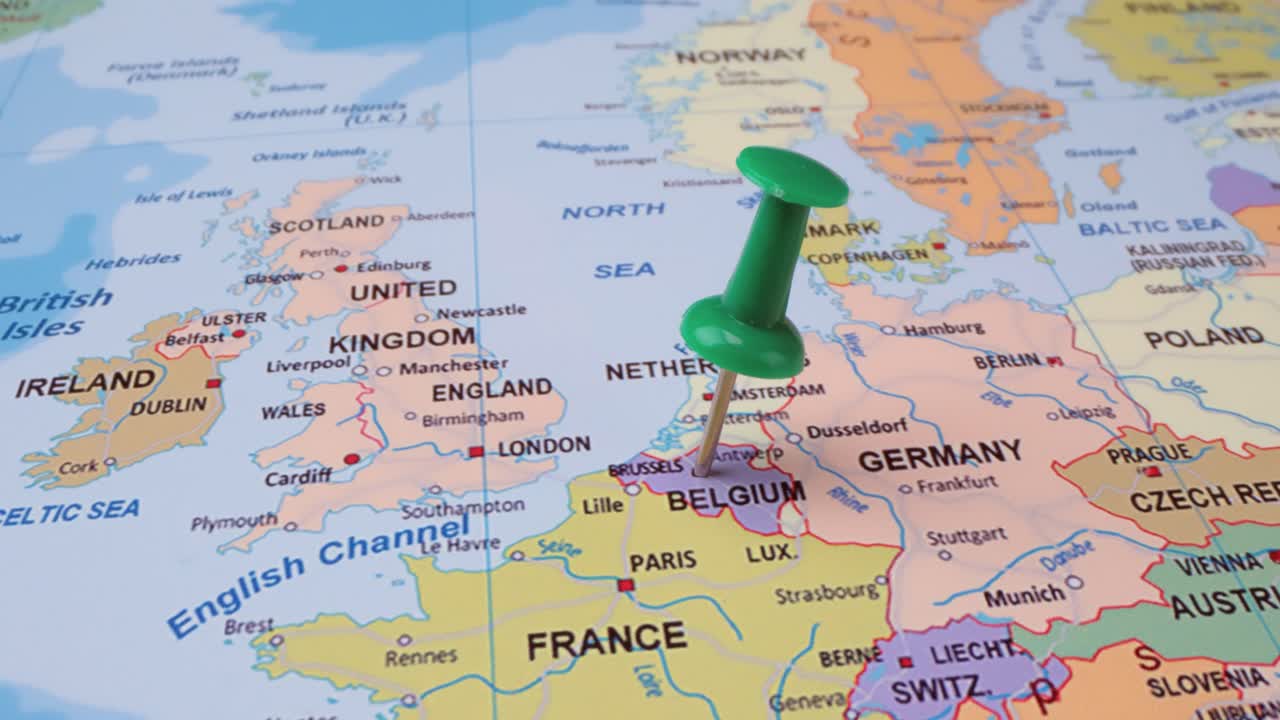 벨기에 - 세계 지도에서 초록색 푸시핀으로 여행 개념. 지도의 위치 지점은 벨기에의 수도 브 ⁇ 셀을 가리킨다.