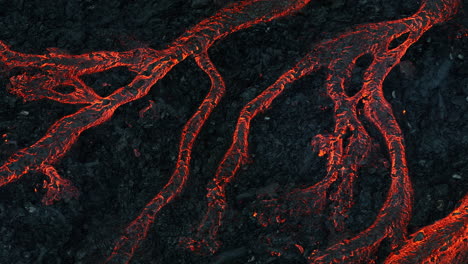 corrientes de lava roja caliente que fluyen durante una erupción volcánica, toma aérea