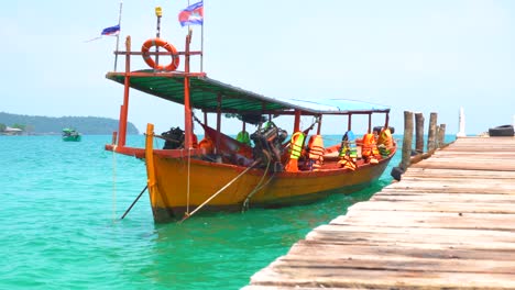 barco pesquero camboyano listo para partir en un viaje de pesca, amarrado junto al embarcadero