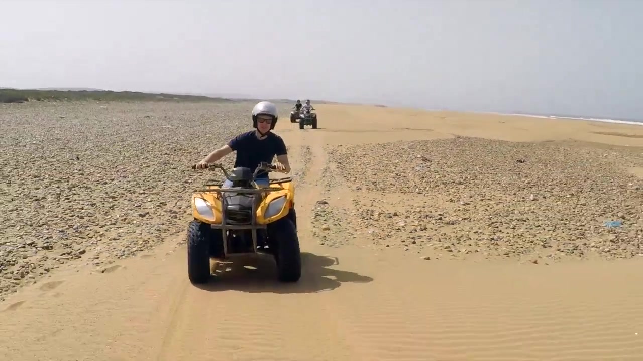 Inquadratura Quattro. Ripresa in tracking di quad su una spiaggia deserta in Marocco.