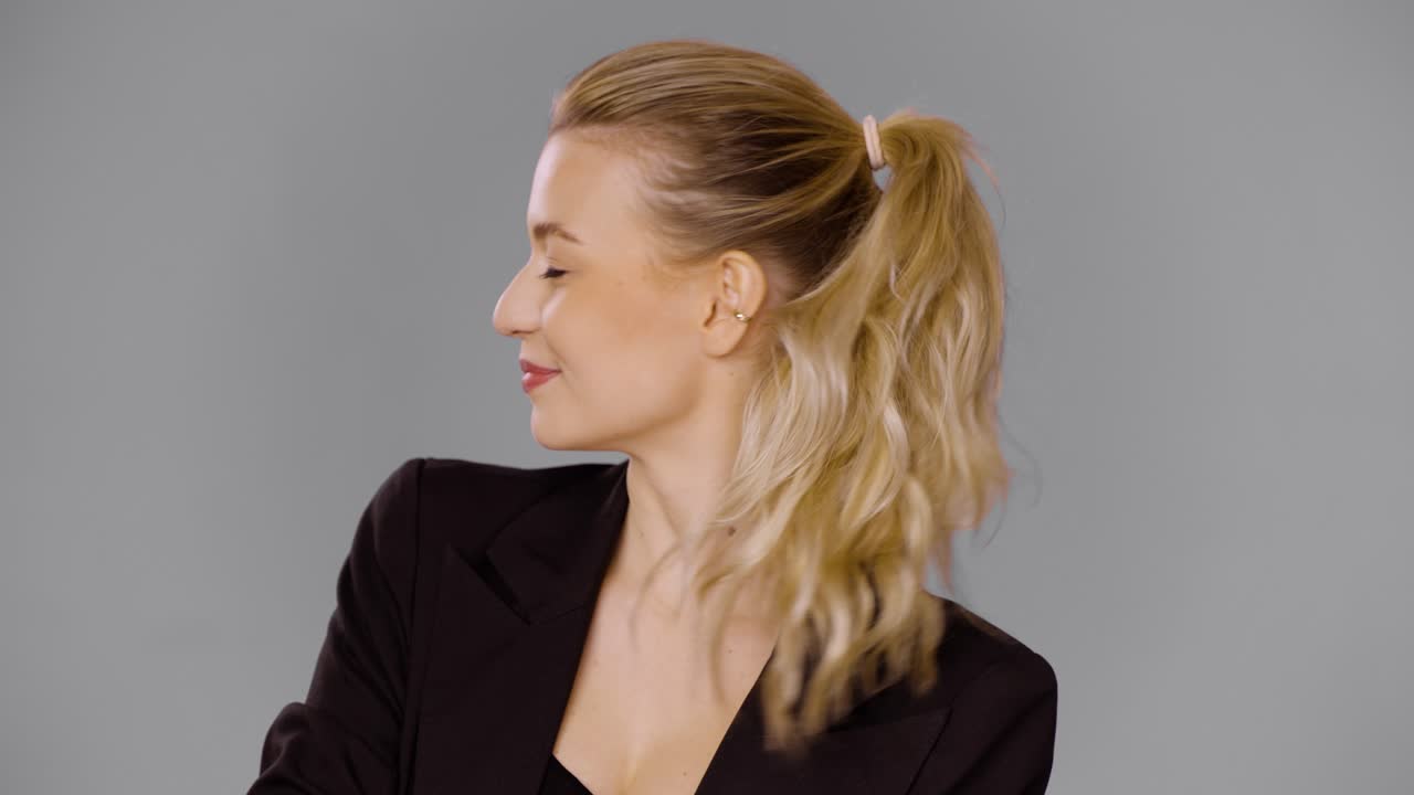 검은색 블레이저를 입은 웃는 여자