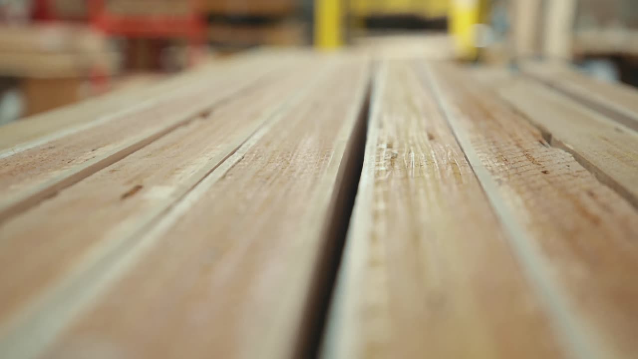 tablas de madera en el taller de madera