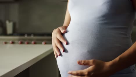mujer embarazada tocando su vientre