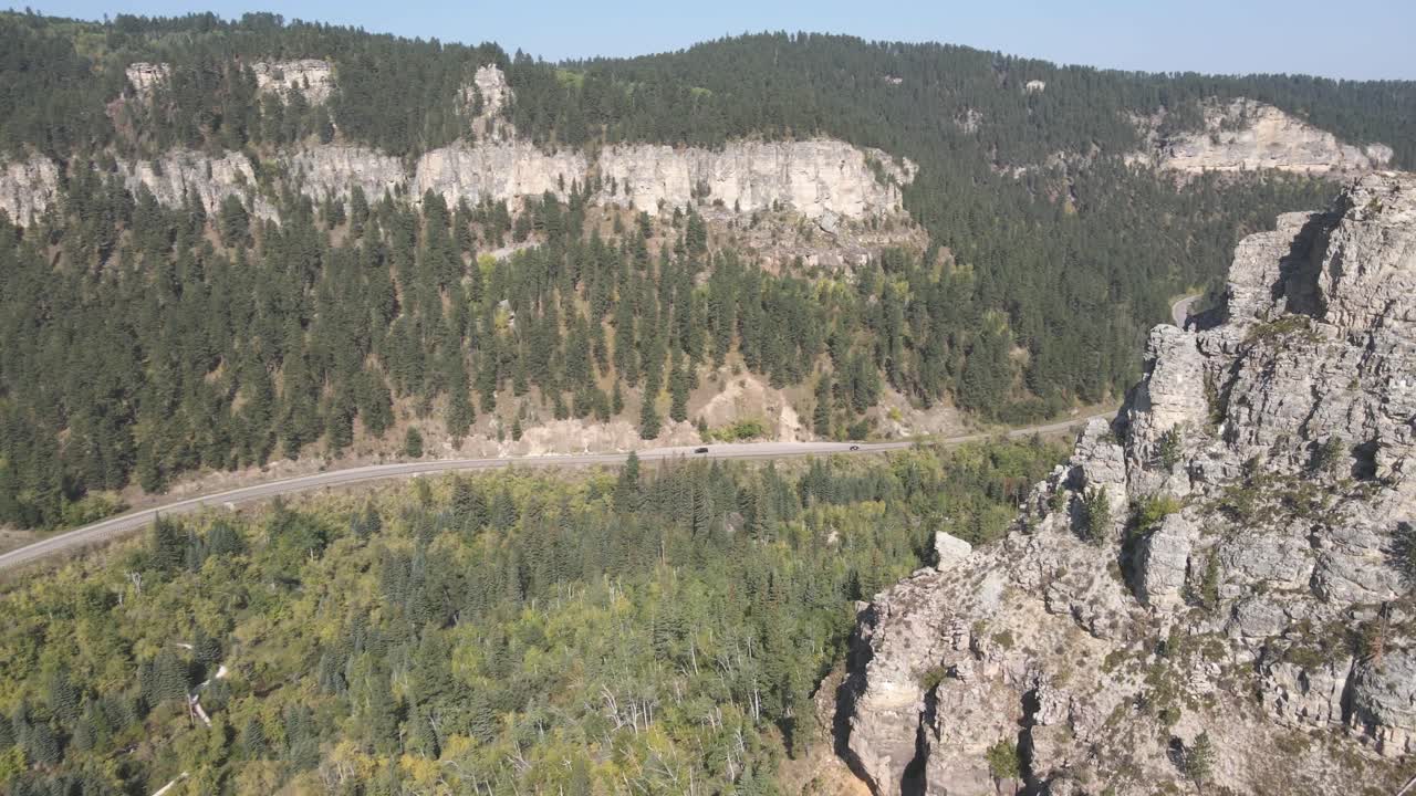 drone volando por el borde del cañón en el cañón de pez espada en el otoño