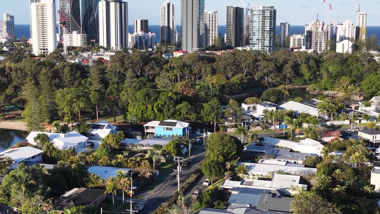 Ripresa con drone di moderne case suburbane con lo skyline di Surfers Paradise sullo sfondo