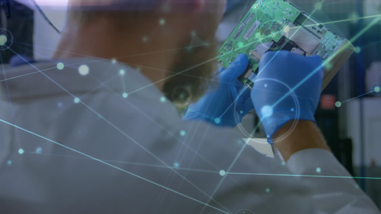 animación de la red de conexiones sobre el hombre caucásico reparando hardware de computadora