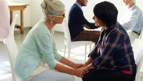 leitender therapeut tröstet einen patienten 4k