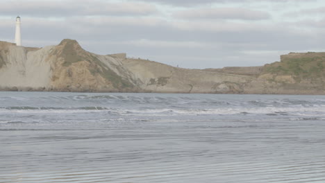 Schwenk-über-Die-Ostküste-Neuseelands-Am-Castle-Point-Beach